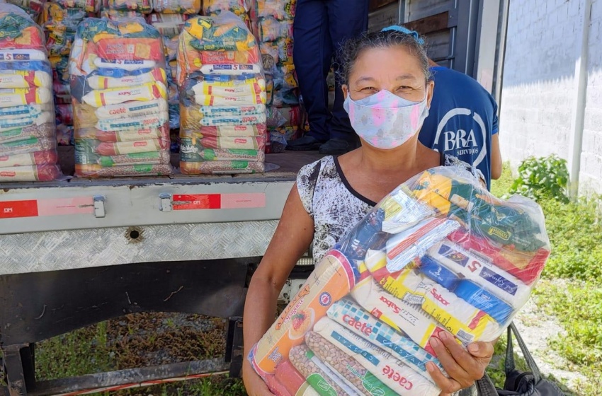 Famílias são beneficiadas com cestas básicas