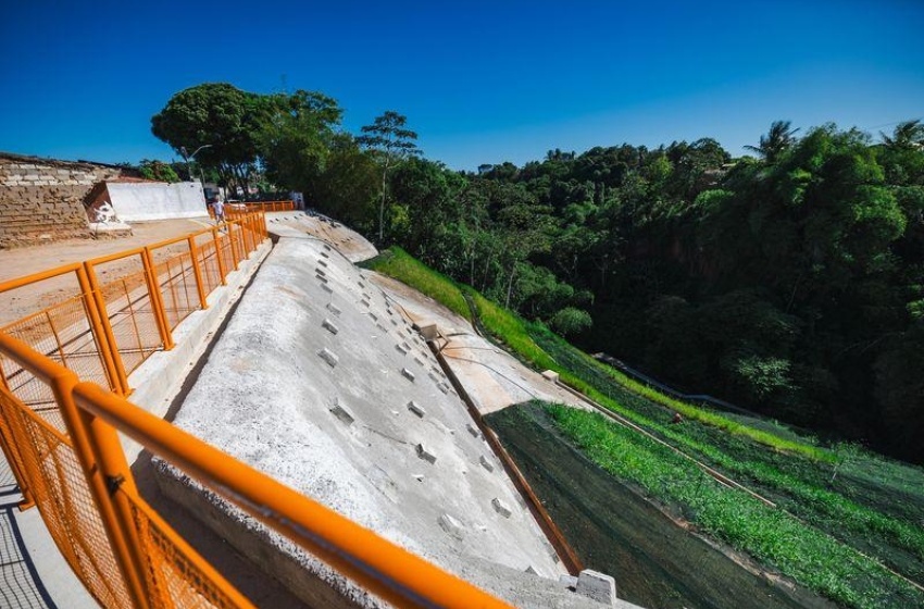 Prefeitura atende demanda histórica e entrega proteção da encosta de Fernão Velho