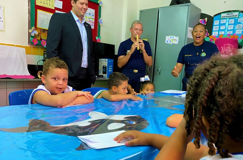 Em projeto pioneiro, Banda da Guarda Municipal leva aulas de canto para creche municipal
