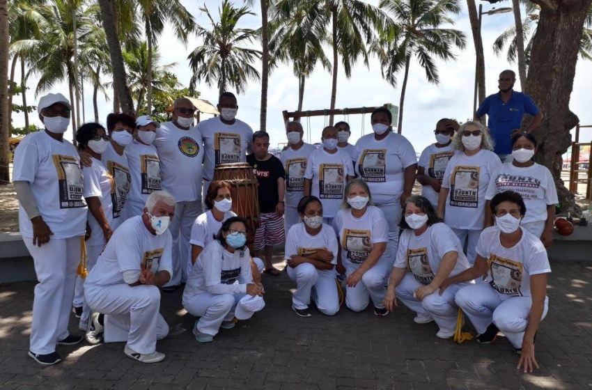 Capoeiristas fazem última aula do ano na Orla de Pajuçara