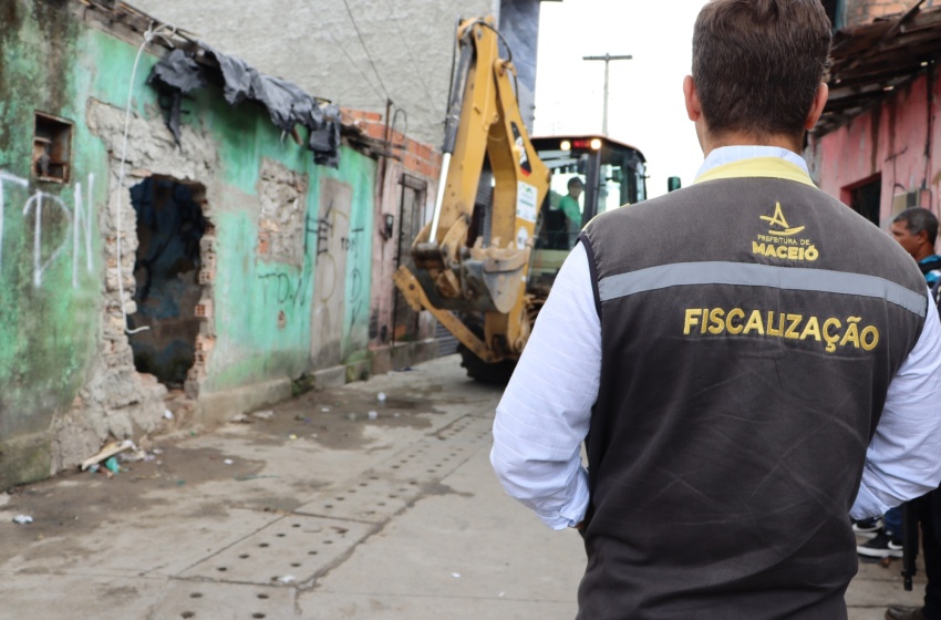 Convívio Social derruba imóvel condenado pela Defesa Civil, no Santos Dumont