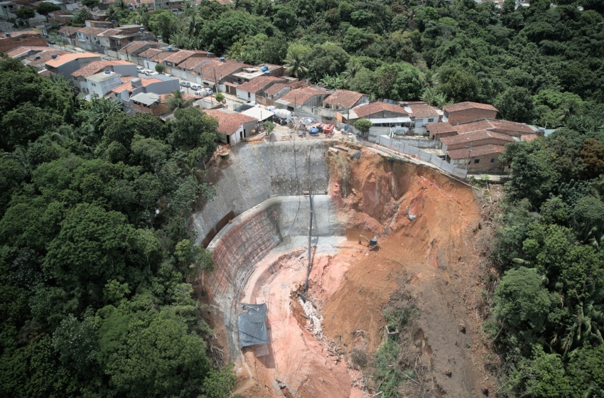 Obras de contenção definitiva em encosta do João Sampaio chegam a 50% de conclusão