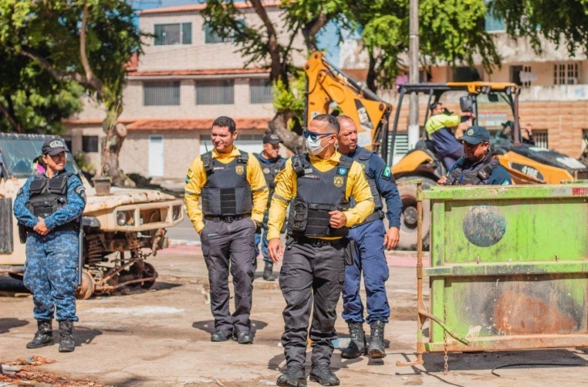 Força-tarefa recolhe veículos armazenados irregularmente no Vergel