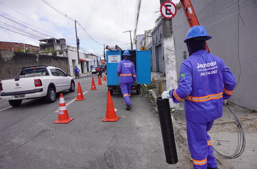 Ilumina inicia retirada de fios obsoletos na Rua Melo Morais após incêndios em postes