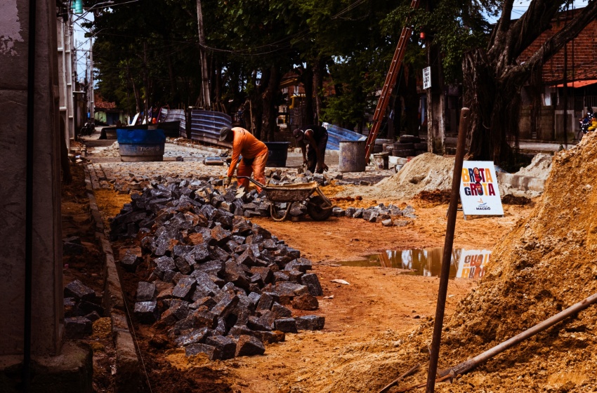 Brota na Grota avança com pavimentação em comunidades vulneráveis de Maceió