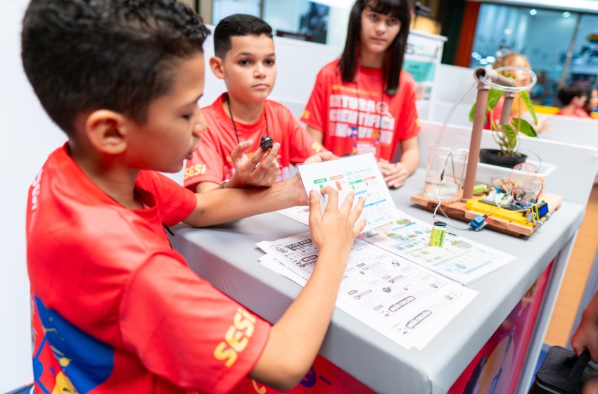 Estudantes da Escola Massa apresentam projetos de robótica e inovação em feira científica do Sesi