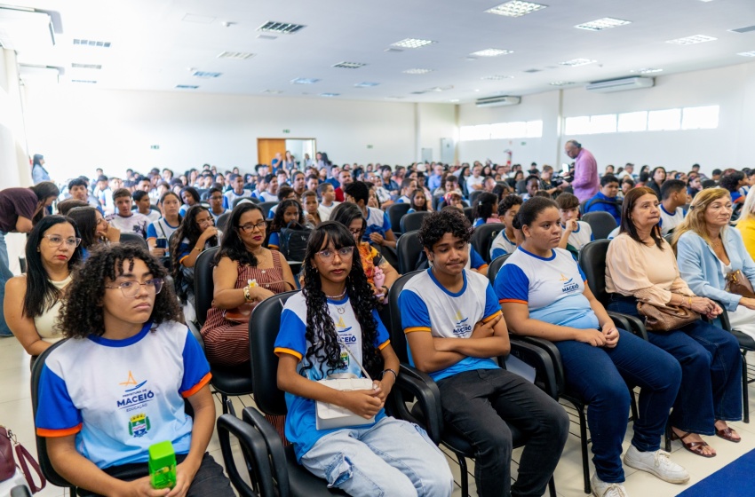 Poema escrito por estudante vira inspiração para debate sobre bullying nas escolas de Maceió