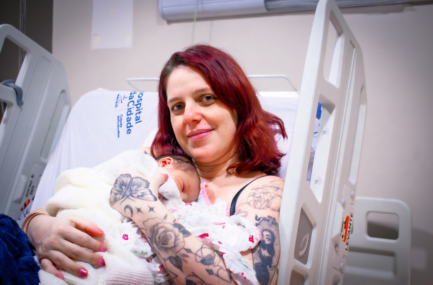 Mães internadas na maternidade do Hospital da Cidade recebem homenagem especial neste Dia das Mães