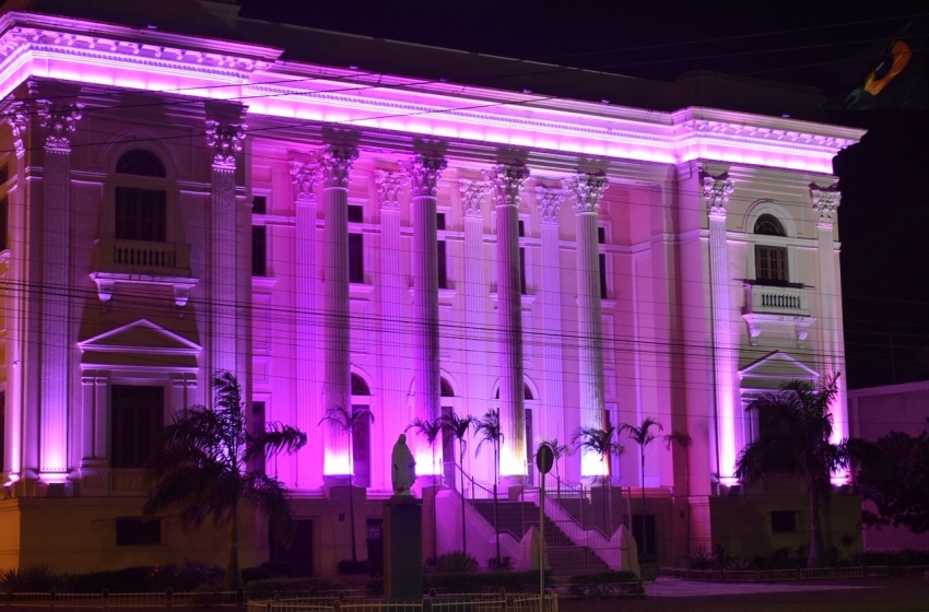 Associação Comercial recebe iluminação alusiva ao Maceió Rosa