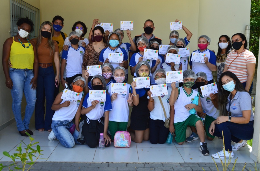 Procon Mirim: alunos da Rede Municipal fiscalizam validade de produtos em supermercado