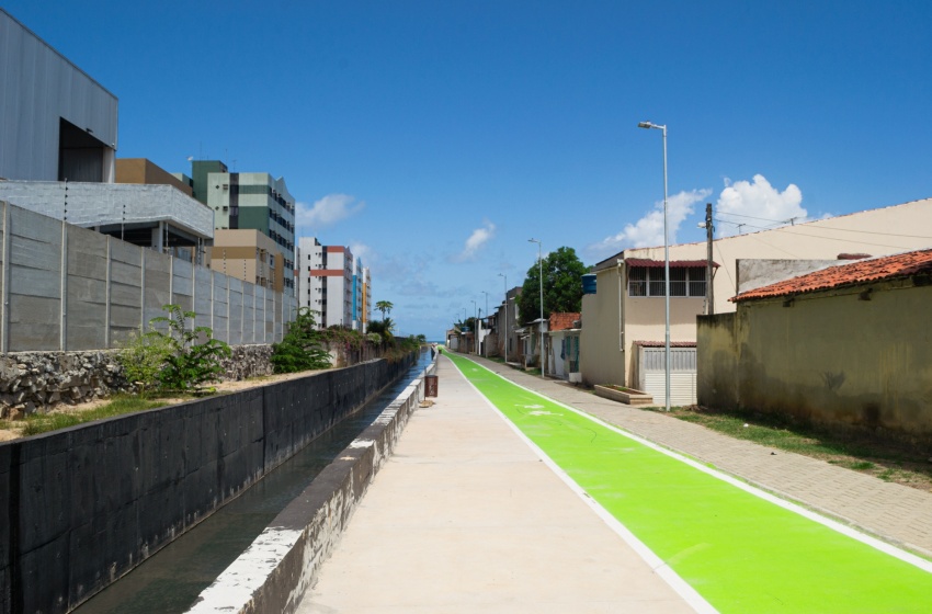 Obras de urbanização do Renasce Salgadinho transformam entorno do riacho Águas Férreas