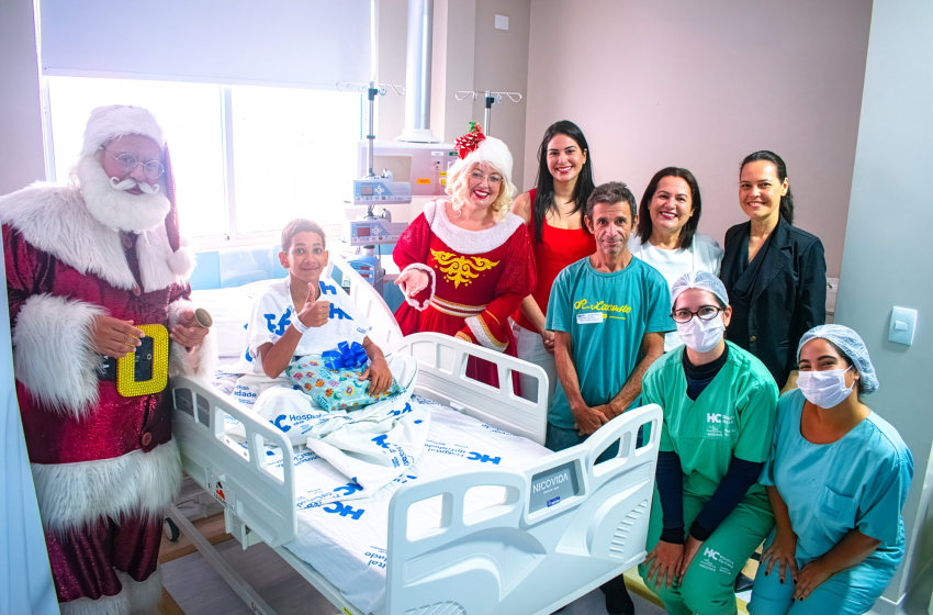 Papai e Mamãe Noel entregam presentes para crianças internadas no Hospital da Cidade
