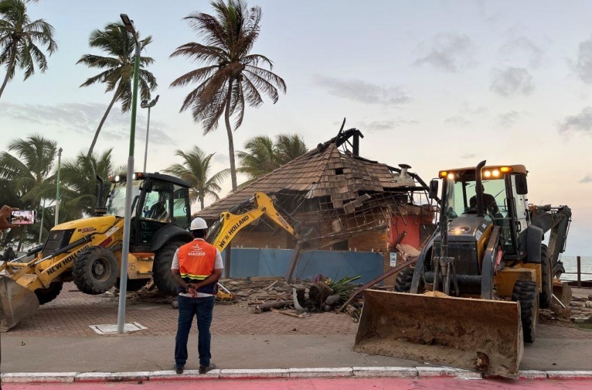 Barraca de praia com risco de colapso após incêndio é demolida