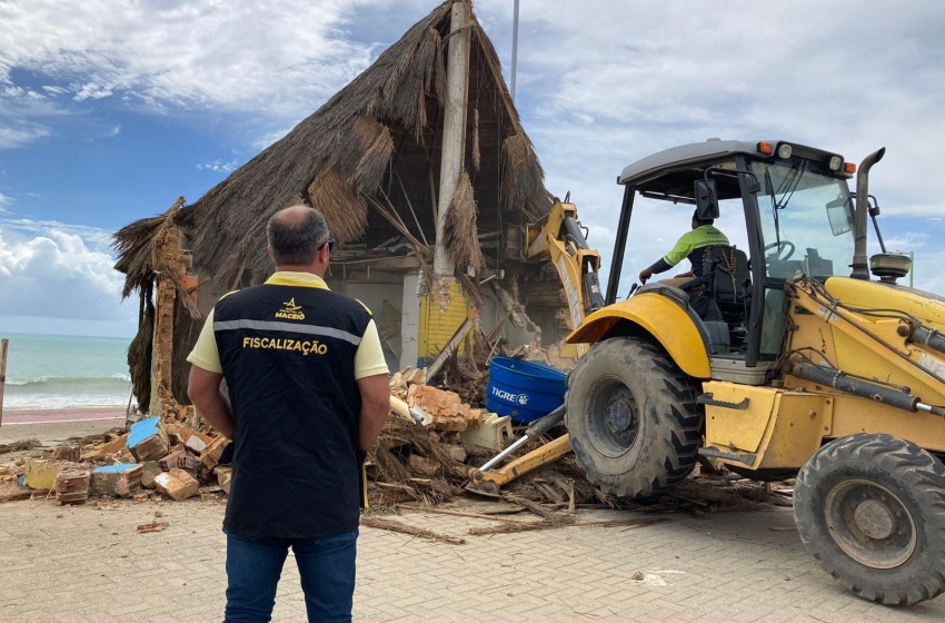 Convívio Social realiza demolição de barraca irregular na praia de Cruz das Almas