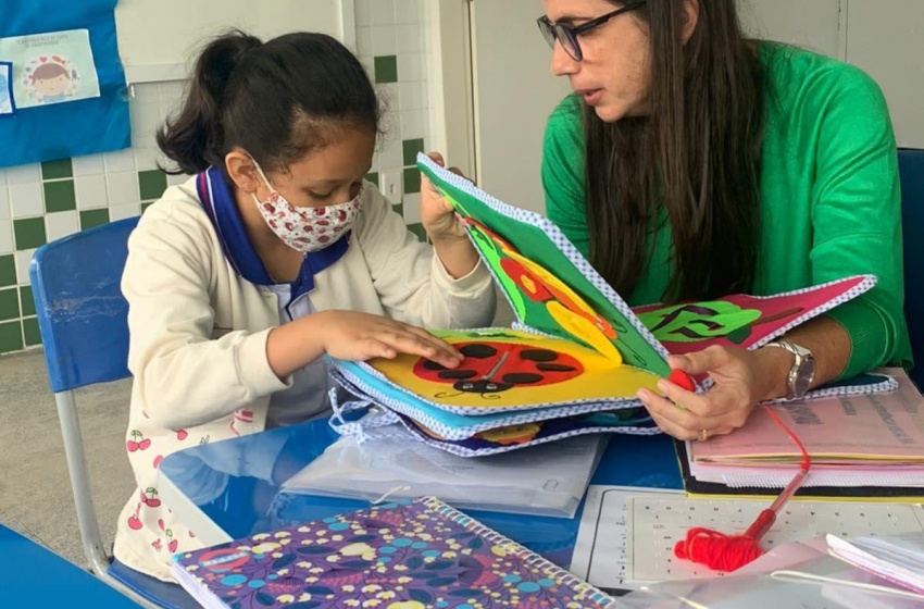Estudantes com deficiência visual recebem apoio e atendimento especializado nas escolas municipais