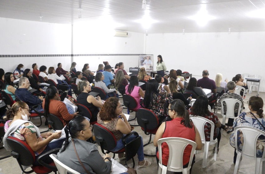 Integrantes da comissão eleitoral alinham estratégias para eleições de diretores escolares