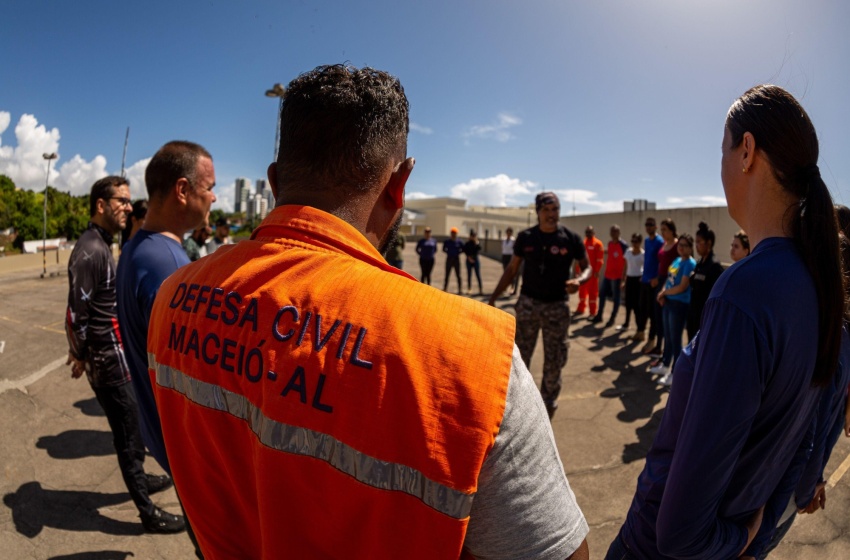 Agentes da Defesa Civil de Maceió se capacitam em curso prático de combate a princípio de incêndio