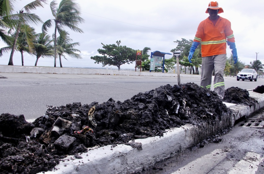Infraestrutura realiza mutirão de limpeza em galerias pluviais do Jaraguá e Vergel do Lago