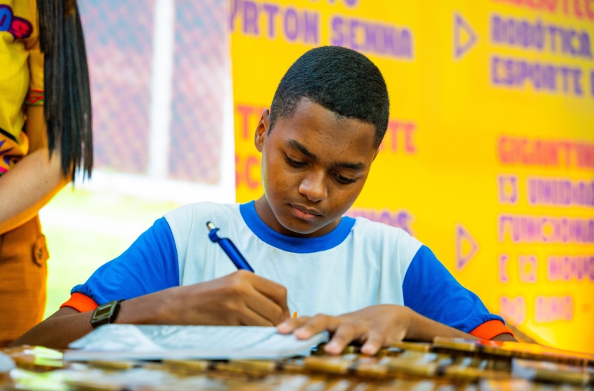 Alunos e educadores da Semed lançam livros em mais um dia de Bienal