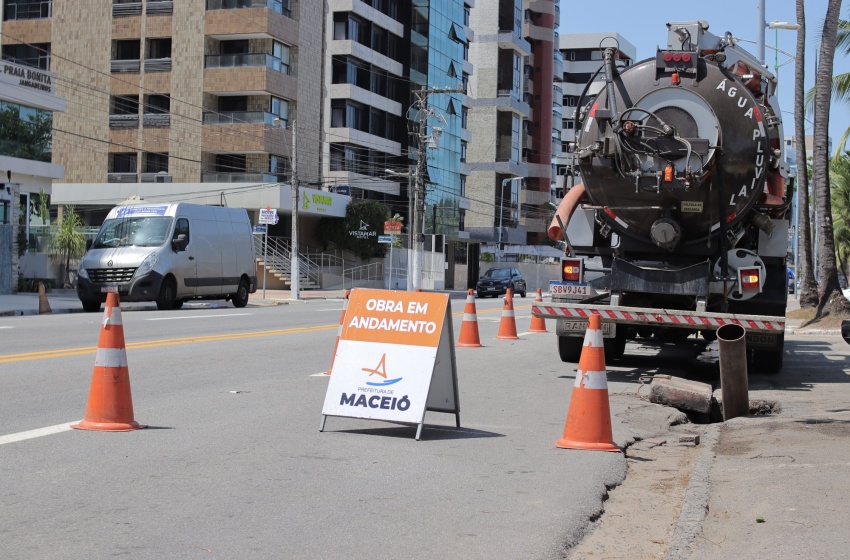 Infraestrutura realiza limpeza e desobstrução de galeria pluvial na Pajuçara