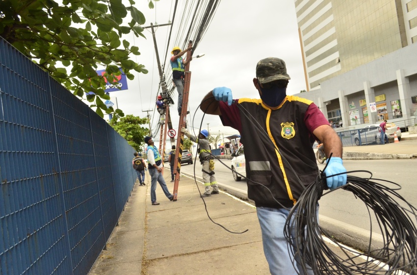 Prefeitura notifica Equatorial Alagoas para ordenar cabos e fios em postes de Maceió