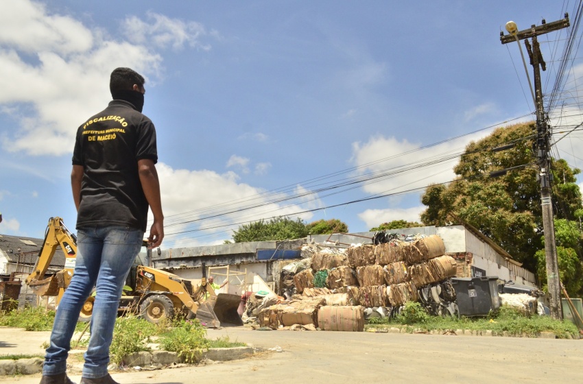 Convívio Social libera calçada ocupada irregularmente por ferro velho no Canaã