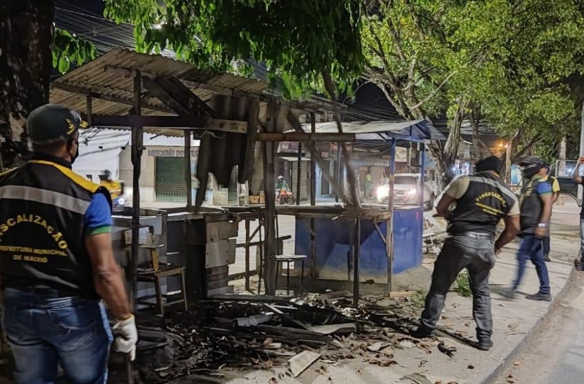 Convívio Social retira bancas abandonados na feira do Benedito Bentes