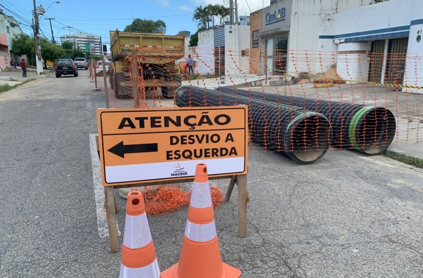Seminfra executa troca de tubulação em rua do Farol para melhorar a drenagem