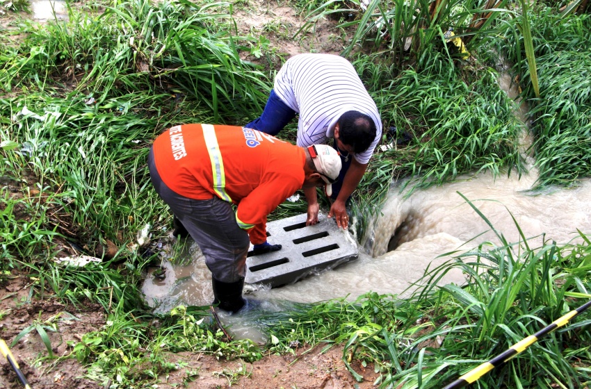 Prefeitura de Maceió alerta para riscos em remover tampa de bueiro