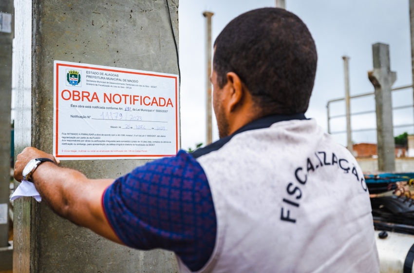 Desenvolvimento Territorial notifica construções irregulares de três galpões na parte alta de Maceió