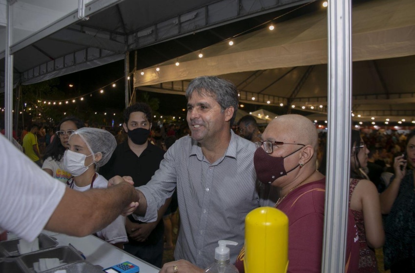 Secretário de Turismo prestigia 2º dia de Feira Gastronômica do Graciliano Ramos