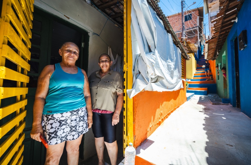 Escadarias renovadas encurtam percursos e facilitam a vida de moradores de grotas