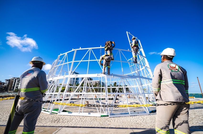 Prefeitura de Maceió inicia montagem da Árvore de Natal de 34 metros na Ponta Verde