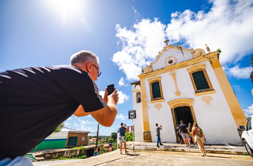 Turistas conhecem pontos turísticos da capital em passeio promovido pela Semtur