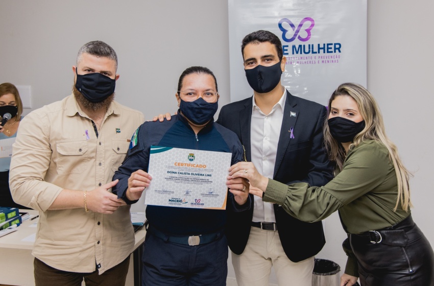 Prefeitura entrega certificados e reforça prioridade no combate à violência contra a mulher