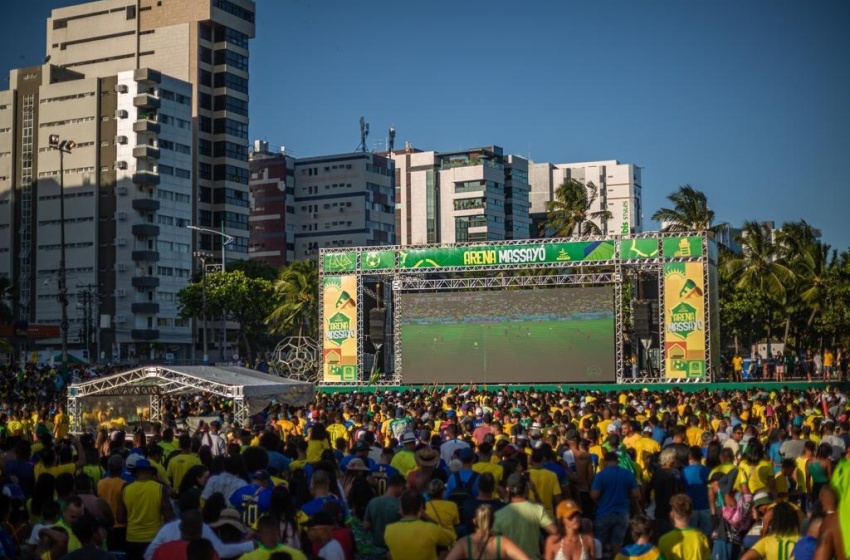 Telões da Arena Massayó transmitem o jogo do Brasil nesta sexta-feira (02)