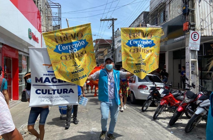 Projeto ‘Frevo Correndo no Centro’ diverte foliões em centros comerciais de Maceió