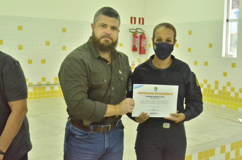 Segurança Comunitária homenageia servidora       que atuou na prisão de assaltantes
