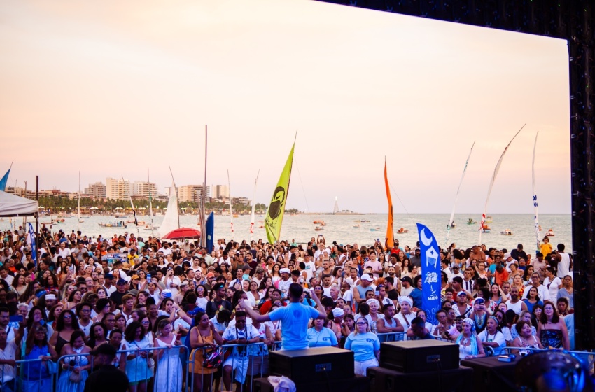 Festa das Águas reúne multidão na orla de Pajuçara em celebração à fé, cultura e ancestralidade