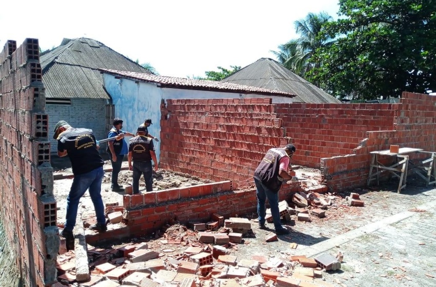 Ação demole construção irregular no Vergel do Lago