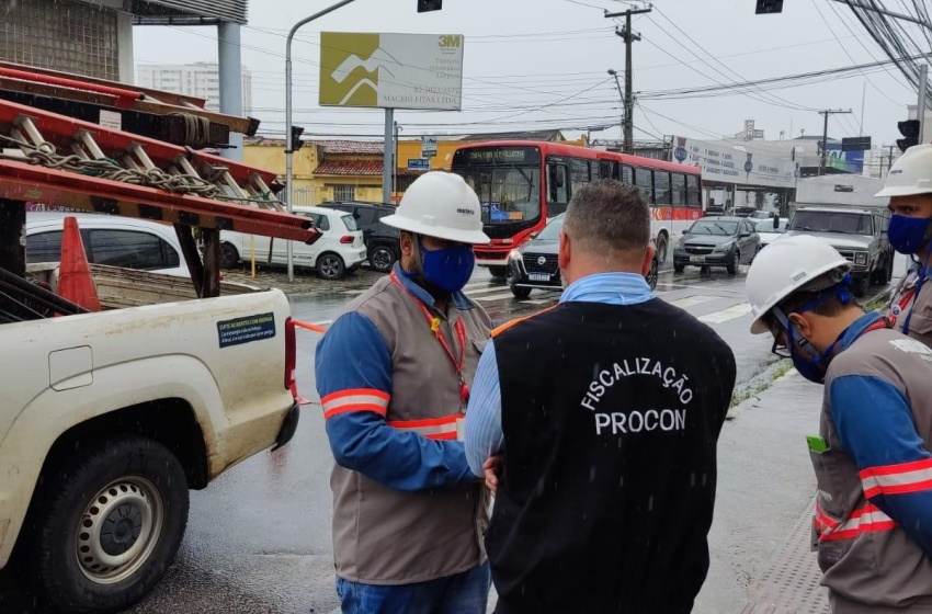 Após denúncias, Equatorial apresenta plano de reordenamento de cabos e fios para o Procon Maceió