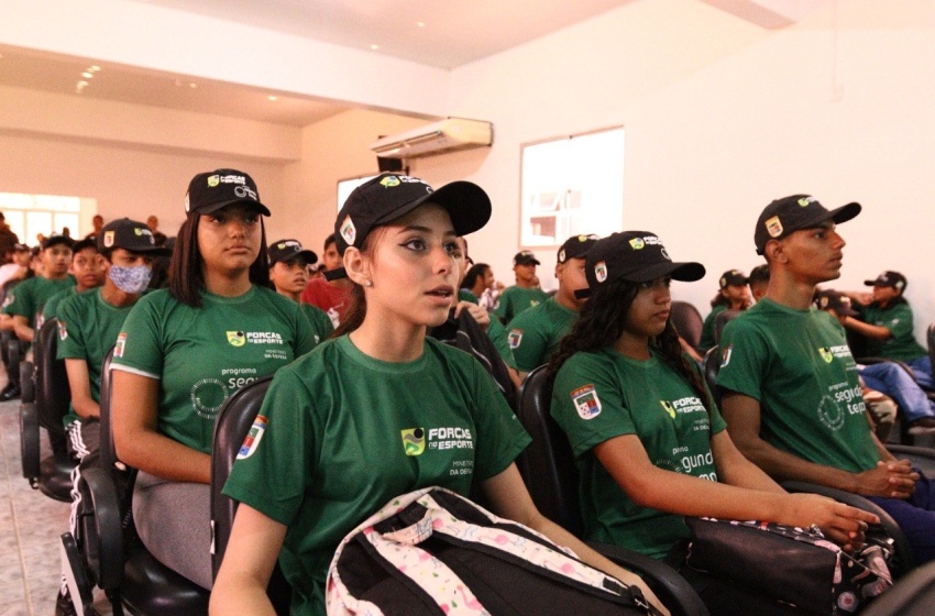 Alunos da rede municipal de educação participam da aula inaugural do Programa Força no Esporte
