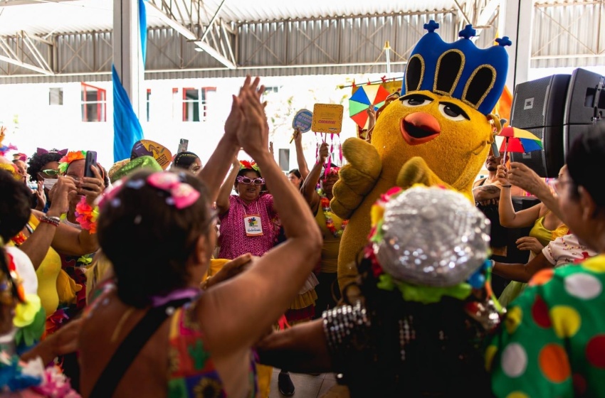 Com muito frevo e animação idosos de Maceió aproveitam prévia carnavalesca