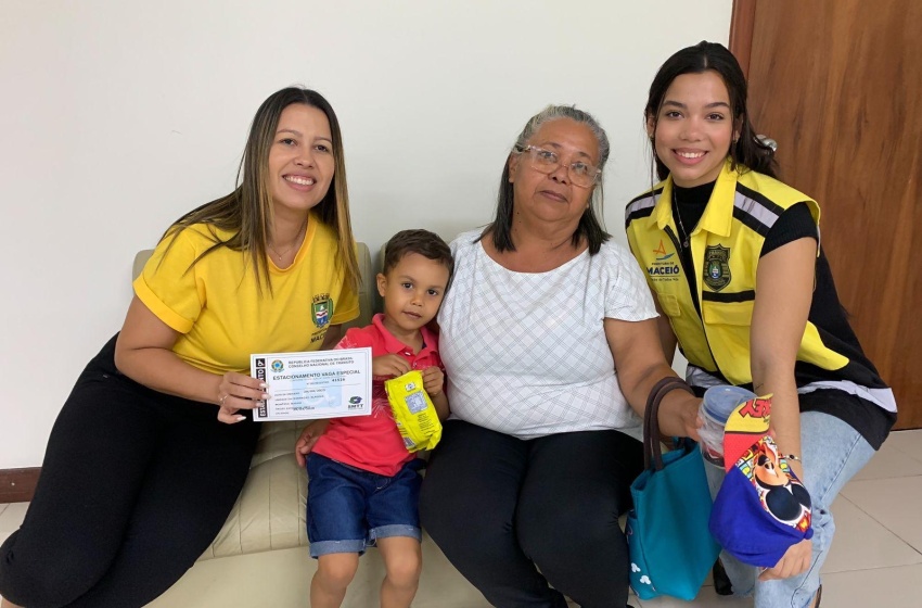 Pessoas com autismo recebem credenciais de estacionamento para vagas especiais