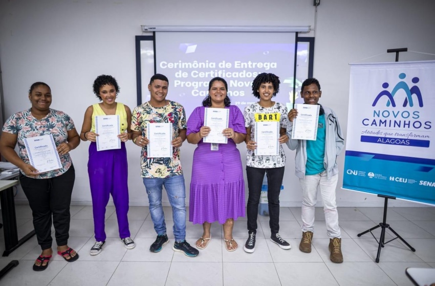 Adolescentes de abrigos recebem certificados de oficinas de formação