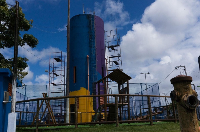 Pintura em caixa d’água destaca campanha Agosto Lilás em ação do Brota na Grota