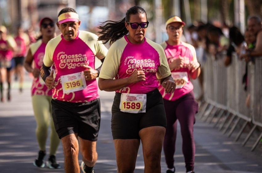 Arrastão com Bell Marques movimenta a orla de Maceió nesta quinta-feira, 1° de janeiro
