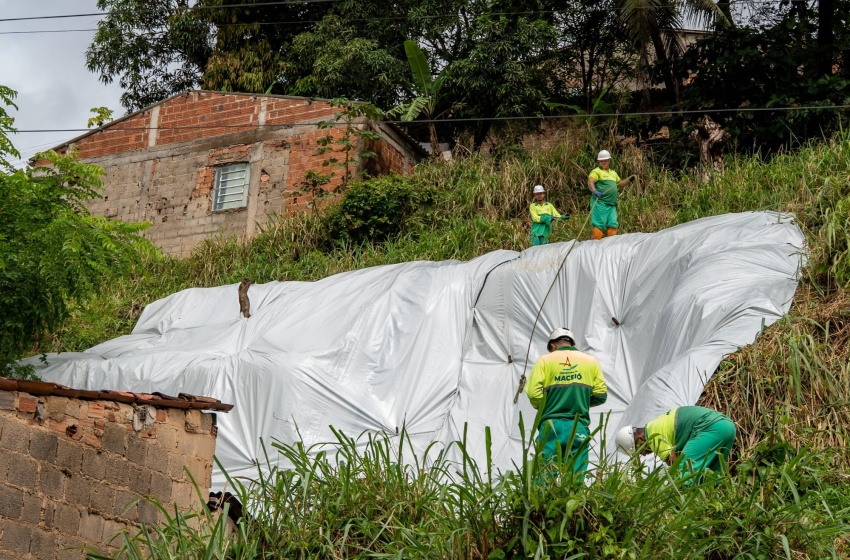 Equipes iniciam instalação de lonas em quatro regiões da capital