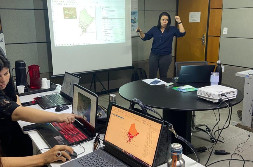 Curso capacita servidores para uso de software de geoprocessamento