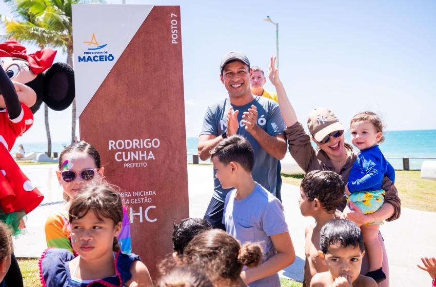 Prefeito Rodrigo Cunha entrega novo espaço de lazer no Posto 7, na Jatiúca